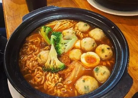 Hình ảnh mỳ cay kim chi viên thả lẩu