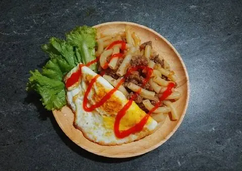 Hình ảnh Nui xào bò rau cải + trứng ốp la 
