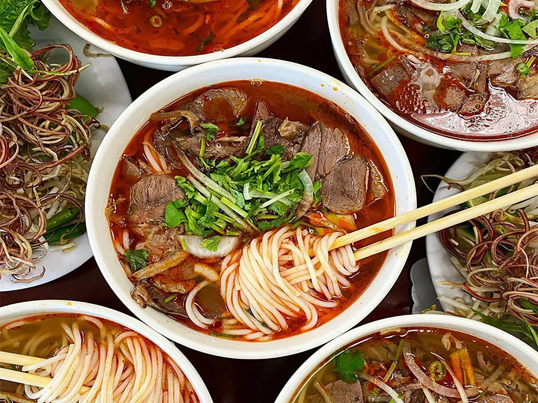 Hình ảnh Bún Bò  đặc biệt(2 giò heo+Bò Tái + Bò Nạm + Bò Viên + Chả Gân)