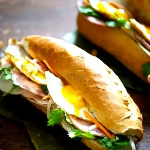 Hình ảnh Bánh mì thịt chả trứng ốp la