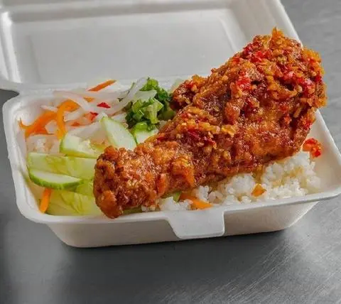 Hình ảnh Cơm Tấm Đùi Gà Chiên Sốt 