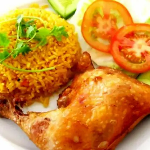 Hình ảnh Cơm gà xối mỡ sốt tỏi