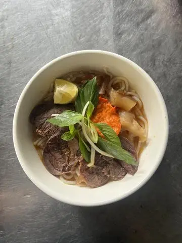 Hình ảnh Bún bò nạm gân chả