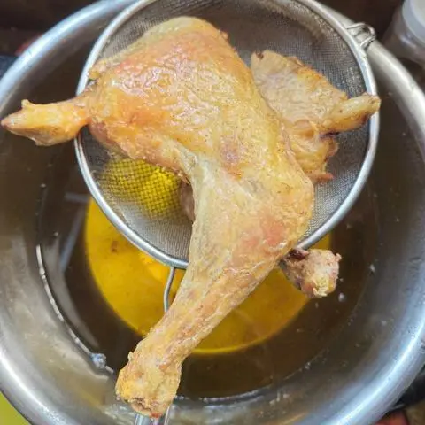 Hình ảnh ĐÙI GÀ XỐI MƠC LỚN THÊM (HOẶC CHIÊN MẮM)