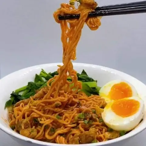 Hình ảnh Mì thêm trộn sốt bơ thịt - trứng lòng đào