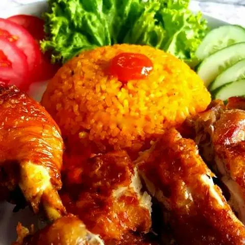 Hình ảnh Cơm gà xối mỡ sốt Thái