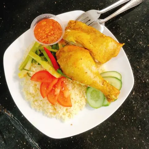 Hình ảnh Cơm Gà Hấp Muối đùi góc tư 