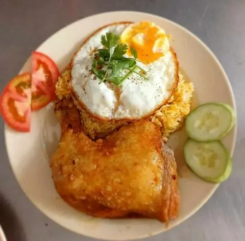 Hình ảnh Cơm Gà Xối Mỡ Đùi Chiên Giòn Truyền Thống + Trứng Chiên ( Tặng Trà Tắc)