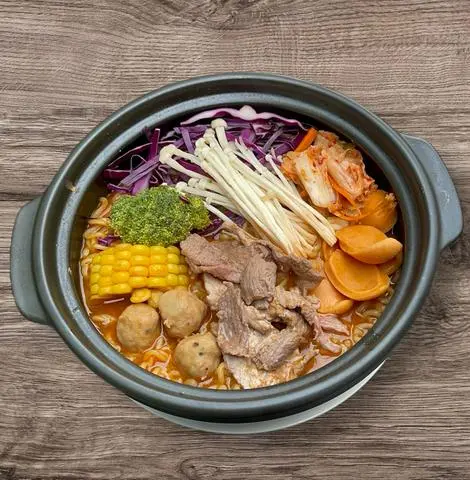 Hình ảnh Mì cay kim chi bò