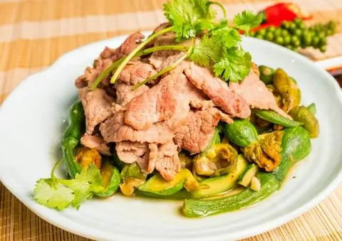 Hình ảnh Bò / Tôm Xào Bí Nụ