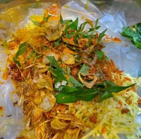 Hình ảnh Bánh tráng trộn sate hành phi