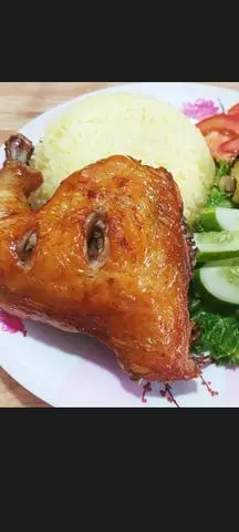 Hình ảnh cơm gà xối mỡ gốc tư vị truyền thống tặng kèm nước 