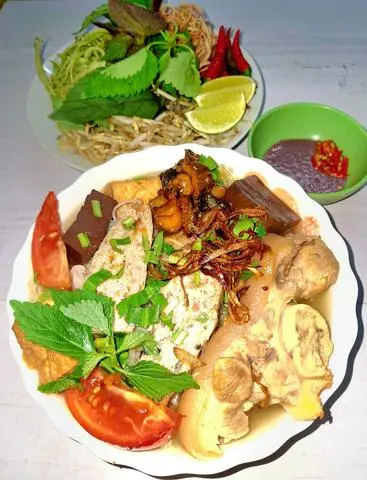 Hình ảnh Bún ốc đầy đủ + xương giò