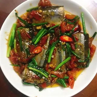 Hình ảnh Cơm cá nục kho cà + 1 ly nuớc