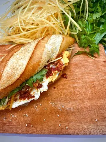 Hình ảnh Bánh Mì Trứng & Chả Lụa + Pate Bơ