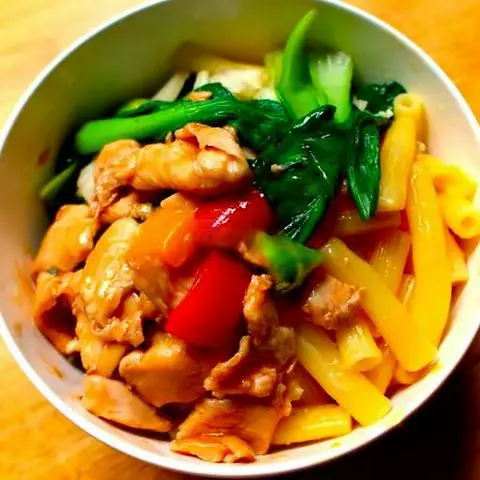 Hình ảnh Nui gà xào rau cải