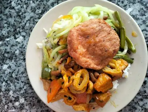Hình ảnh cơm thập cẩm+ chả cá chay 