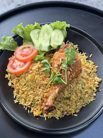 Hình ảnh Cơm chiên gà mắm tỏi