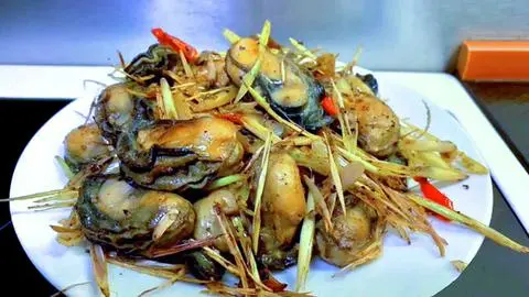 Hình ảnh Hàu xào (1kg hàu xào với hành tây thơm lừng)