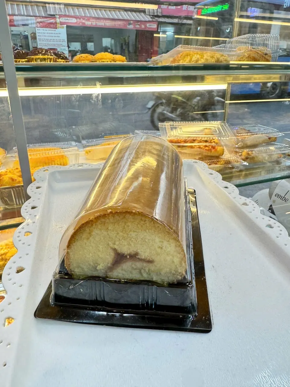 Hình ảnh Bánh bông lan cuộn mứt thơm