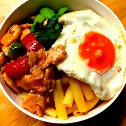 Hình ảnh Nui gà xào rau cải - trứng la