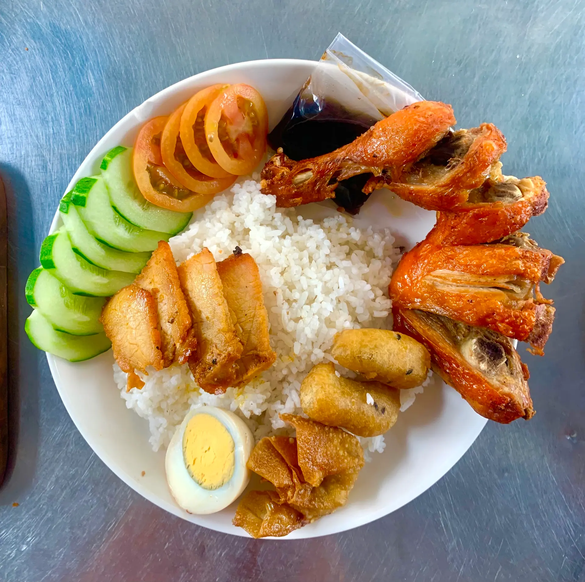 Hình ảnh Cơm đùi gà xá xíu thập cẩm