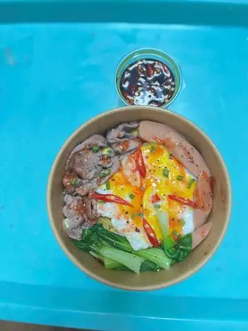 Hình ảnh Mì trộn trứng lòng đào thập cẩm - đùi gà