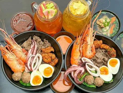 Hình ảnh MÌ TRỘN TRỨNG LÒNG ĐÀO + THỊT BÒ + CHẢ CÁ NHA TRANG