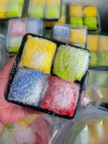 Hình ảnh Crepe sầu riêng tứ vị hộp 4 cái
