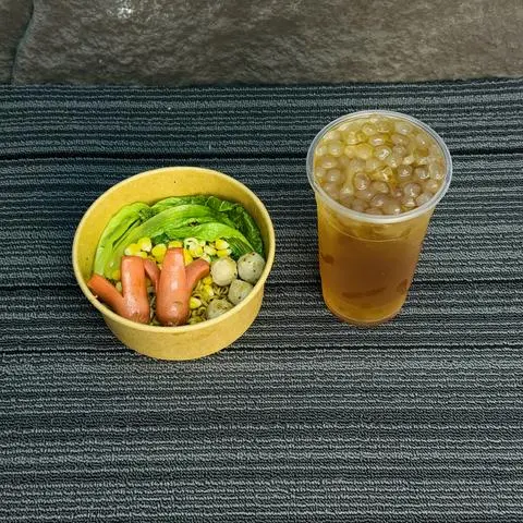 Hình ảnh combo mì xúc xích cá viên + trà sữa hoặc Hồng trà trân châu trắng