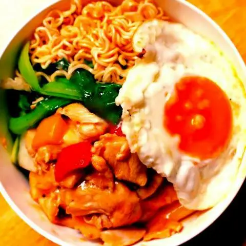 Hình ảnh Mì gà xào rau cải - trứng la