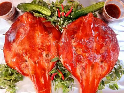 Hình ảnh 1 con vịt quay tì bà da giòn