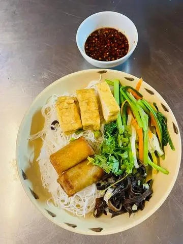 Hình ảnh Bún Thịt Nướng Chả Giò