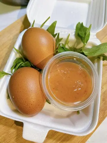 Hình ảnh Trứng Gà Luộc Lòng Đào Chấm Sốt Chấm Muối Sữa