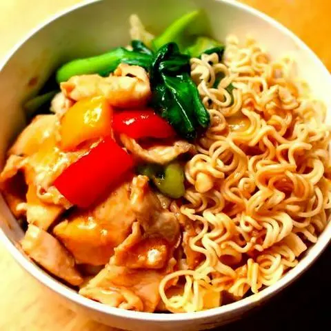 Hình ảnh Mì gà xào rau cải