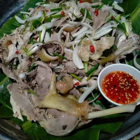 Hình ảnh 1/2 Gà Tre Trộn Gỏi Hành Tây Rau Răm