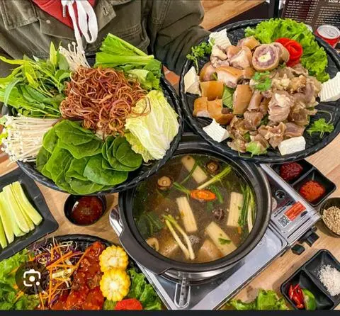 Hình ảnh Lẩu xí quách + xương bò lớn 