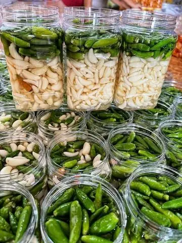 Hình ảnh Tỏi Lý Sơn Ớt Xiêm Ngâm Chua Ngọt 500g