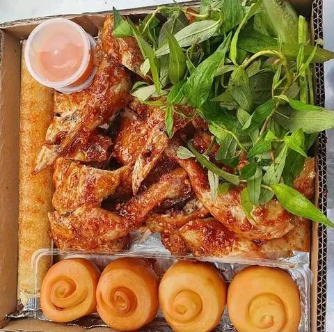 Hình ảnh Gà nướng cơm lam bánh bao