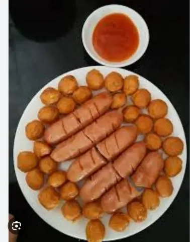 Hình ảnh 20 viên cá chiên + 2 cây xúc xích 