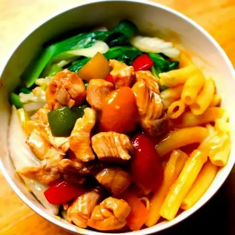 Hình ảnh Nui xào gà luk lak