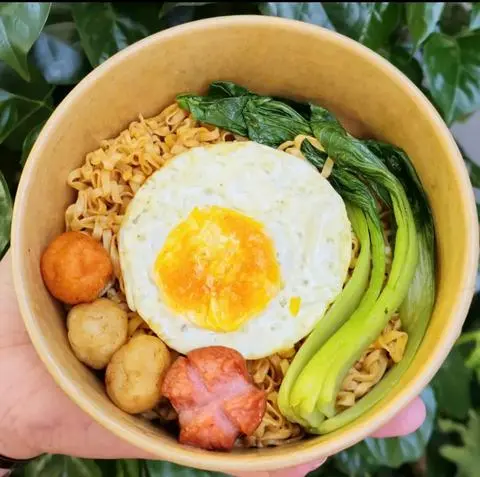 Hình ảnh Mì trộn + Trứng ốp la + Tôm viên