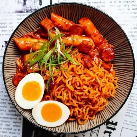Hình ảnh Mì Ramen Tokbokki (Bánh Gạo) Trứng Đào