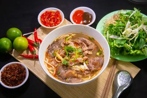 Hình ảnh Bún bò tái nạm