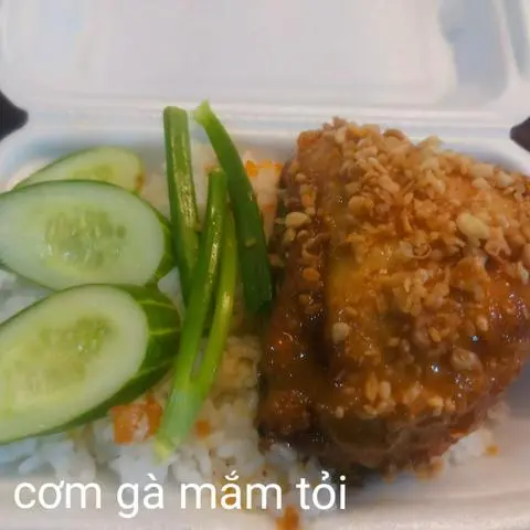 Hình ảnh cơm gà chiên mắm tỏi