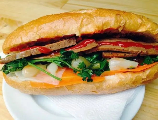 Hình ảnh COMBO: 1 ổ Bánh Mì + 1 phần Cơm Nắm