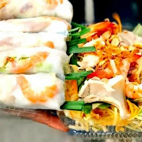 Hình ảnh 10 cuốn đầy đủ - 1 gỏi tôm thịt - tai heo - 1 trà tắc hoặc nước sâm