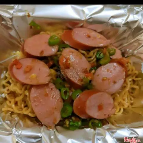 Hình ảnh Mì trộn Xúc xích