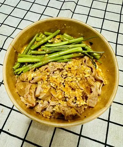Hình ảnh Mì sốt tomyum ba chỉ bò mỹ