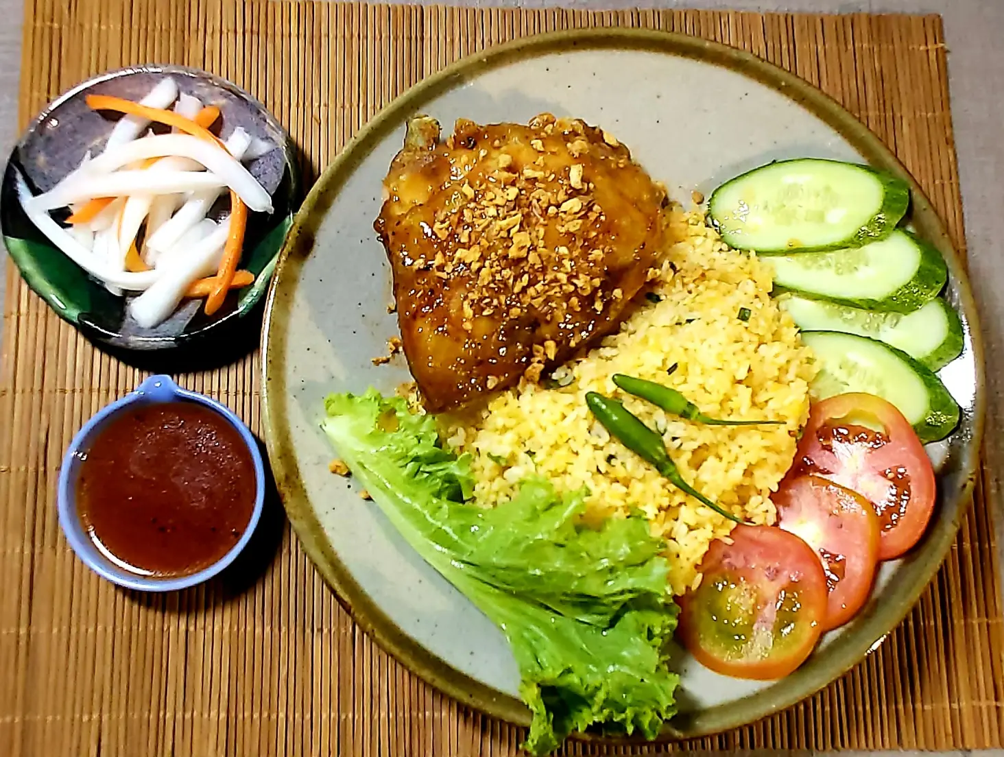 Hình ảnh Cơm gà xối mỡ- Má Đùi 